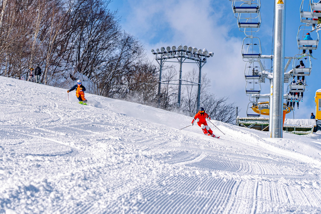 朝里川温泉スキー場　祝・積雪200cm到達。ふわふわのパウダースノーが降り積もったゲレンデを舞台に、女性スキーヤーチーム『TeamKP』成澤栞さんと秋山穂香さんが美しい滑りを披露！